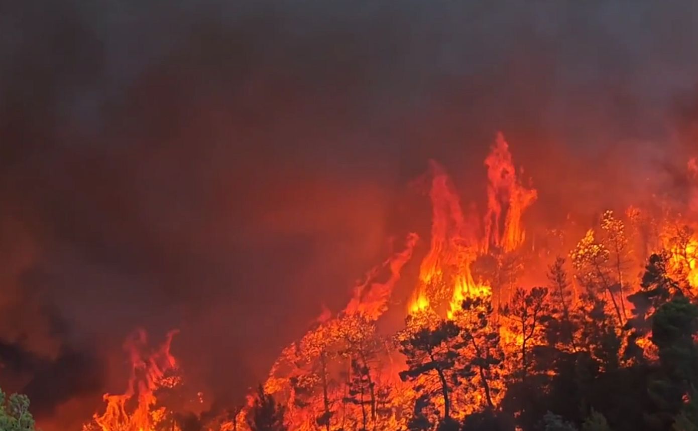 Χαρακτηριστικά Megafire παίρνει η φωτιά στο Πόρτο Γερμενό &#8211; Μεγάλη αναζωπύρωση και στην Αγία Παρασκευή