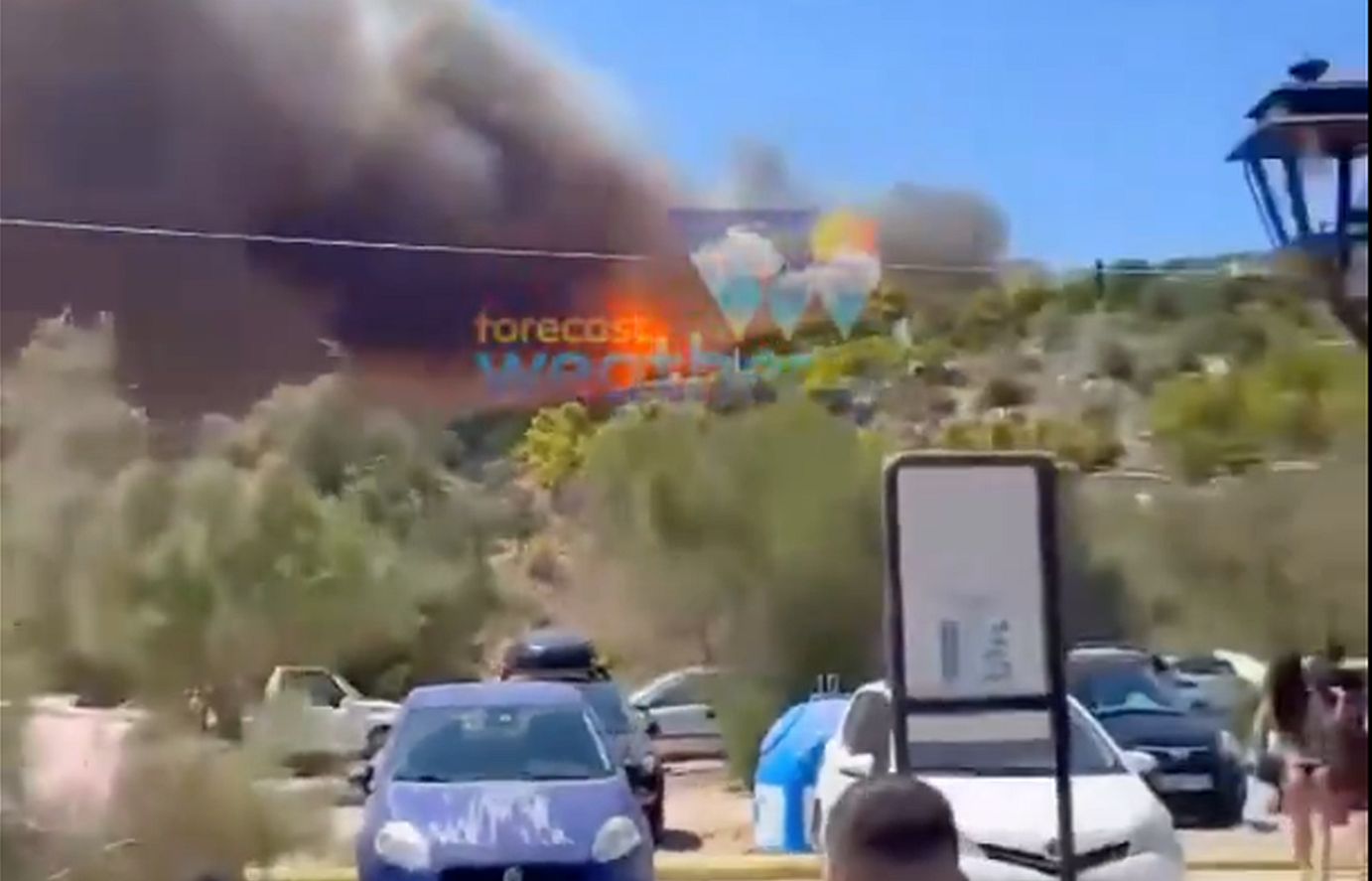 Συναγερμός στη Σαλαμίνα: Ταυτόχρονες φωτιές σε Περιστέρια και Σελήνια – Διαδοχικά μηνύματα του 112 καλούν σε εκκενώσεις