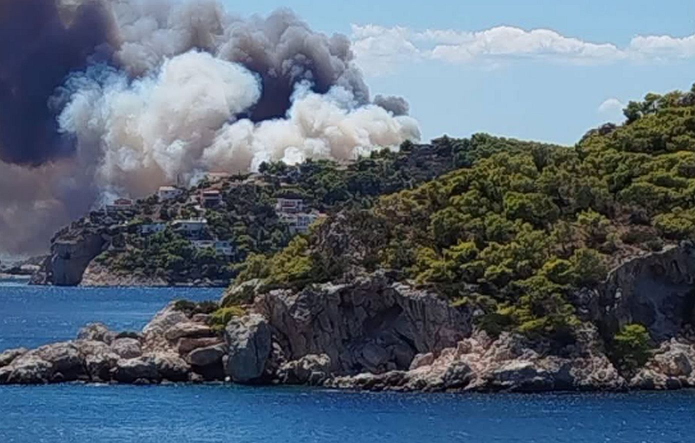 Τραγωδία στη Σαλαμίνα: Δύο νεκροί από τις ταυτόχρονες φωτιές, έχουν καεί σπίτια &#8211; Ετοιμάζονται εκκενώσεις από τη θάλασσα
