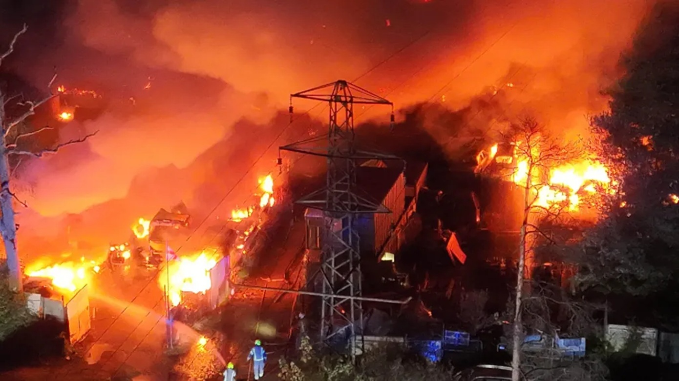 Στάχτη 140 αυτοκίνητα από μεγάλη πυρκαγιά κοντά στο αεροδρόμιο Γκάτγουικ – Συνελήφθη 67χρονος για εμπρησμό