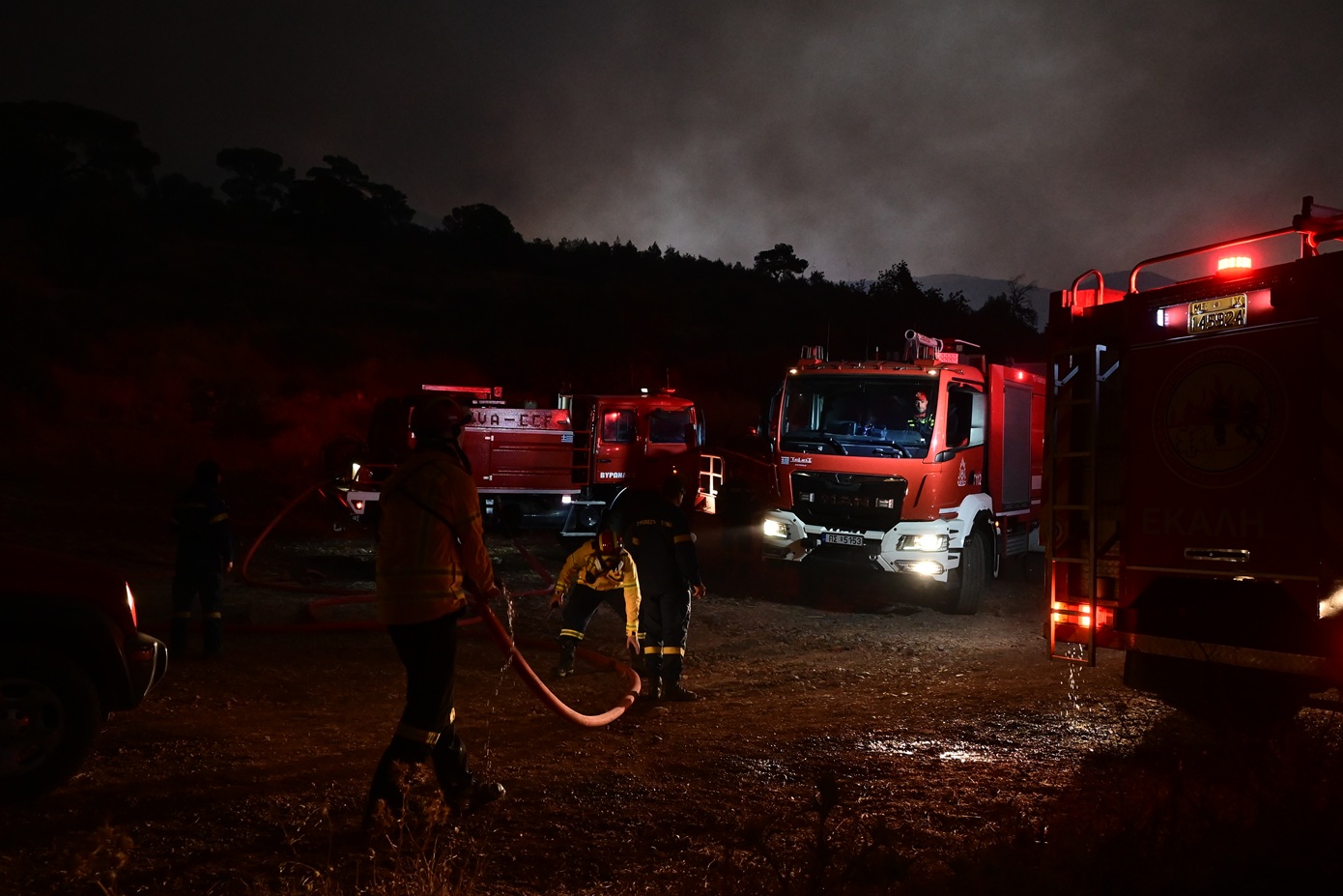 Πέμπτη νύχτα αγωνίας στη Δυτική Αττική &#8211; Σε ύφεση η πυρκαγιά, κρίσιμο το μέτωπο στο Κανδήλι
