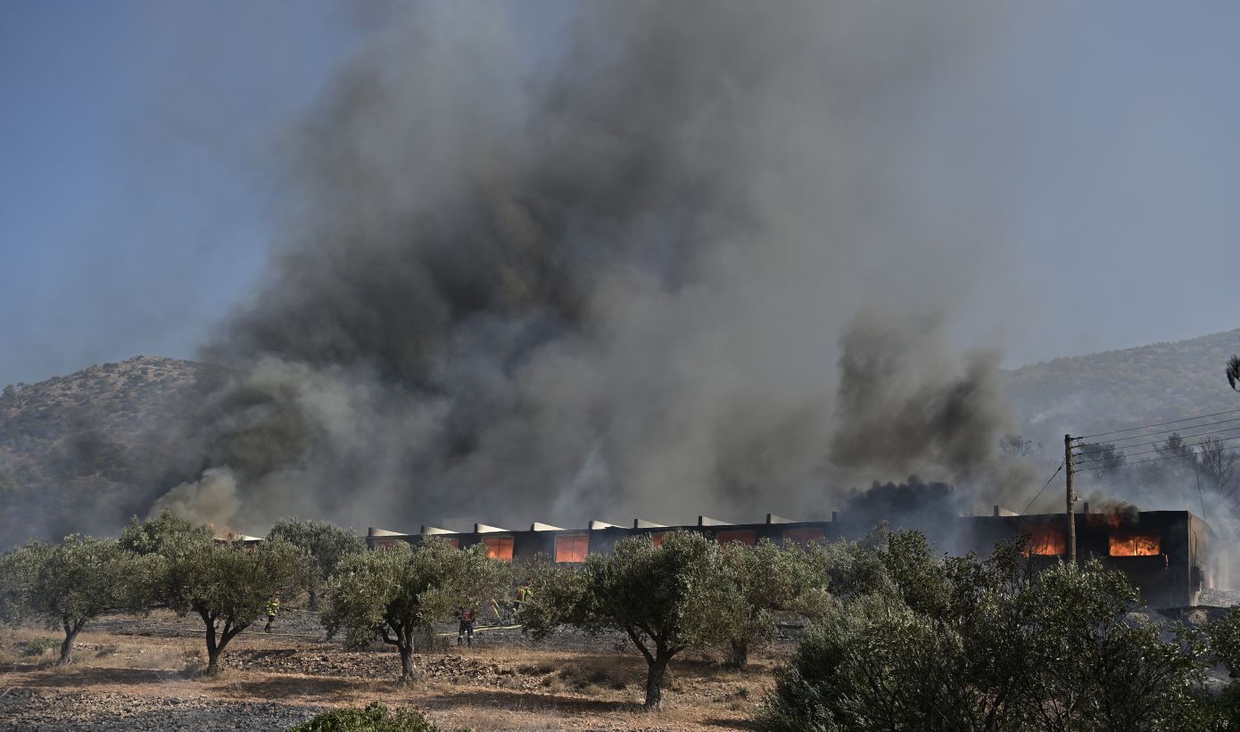 Ζημιές σε οικήματα από τη φωτά στον Κουβαρά Αττικής, οι φλόγες κατευθύνονται στο βουνό