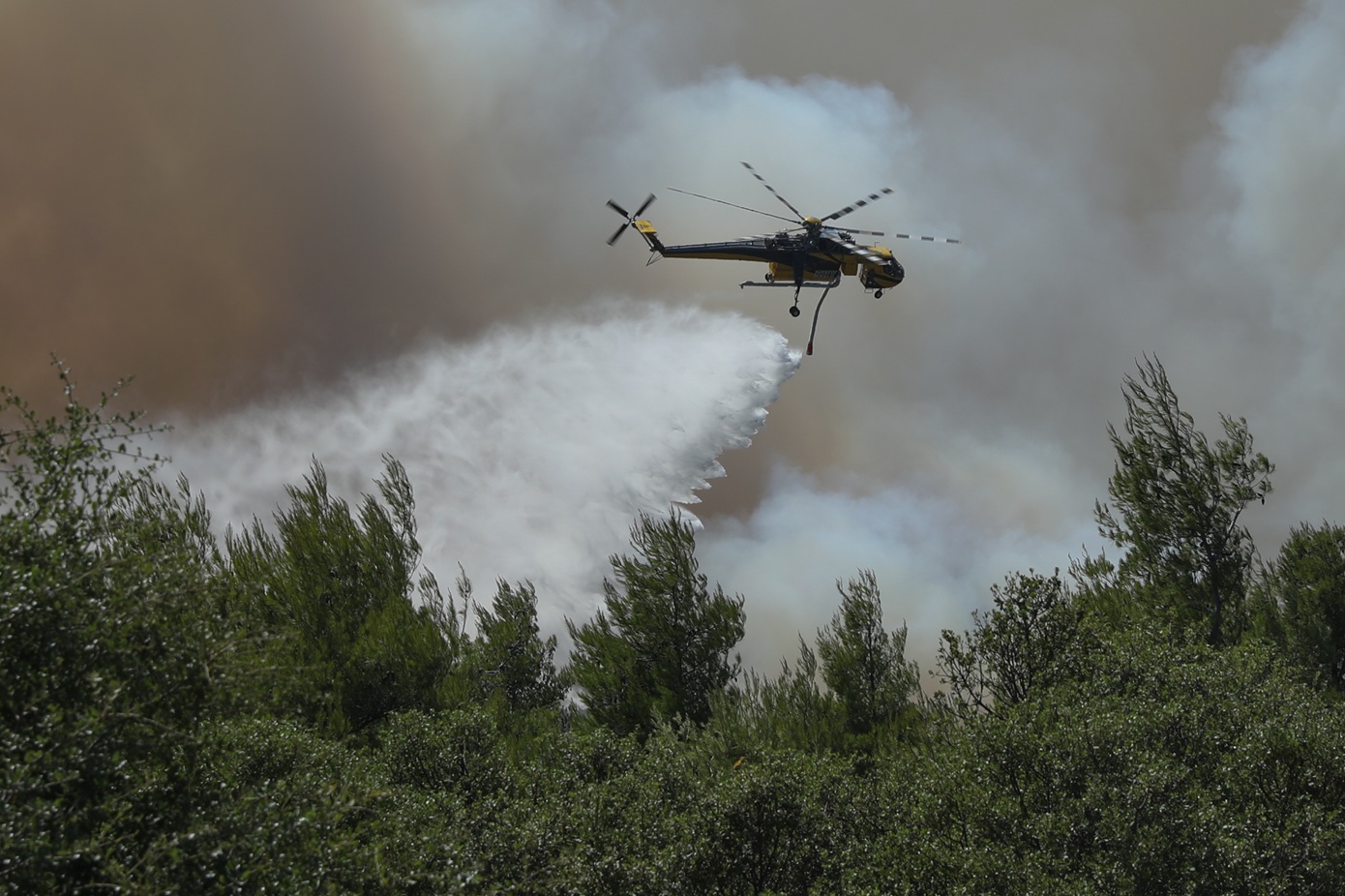 Συνεχίζεται η τιτάνια μάχη με τη φωτιά στη Δυτική Αττική &#8211; Τα δυο μεγάλα ενεργά μέτωπα που απασχολούν τις πυροσβεστικές δυνάμεις