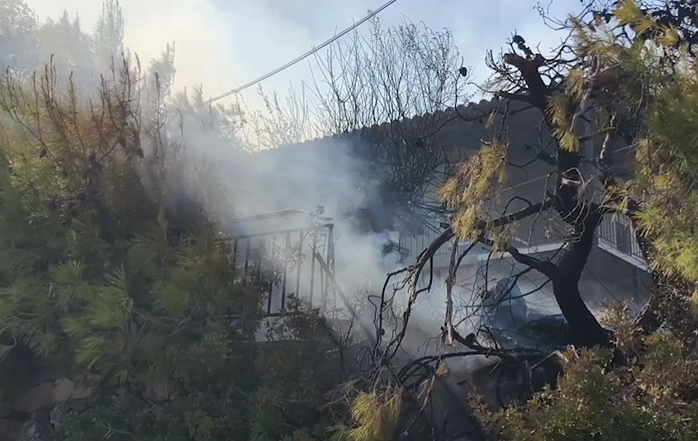 Δύο ηλικιωμένοι νεκροί από τη φωτιά στη Σαλαμίνα &#8211; Καμμένα σπίτια και 4 άτομα με εγκαύματα στο κέντρο Υγείας &#8211; Δείτε βίντεο