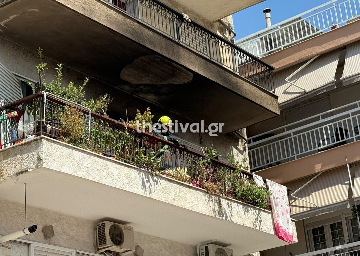 Φωτιά σε διαμέρισμα στη Θεσσαλονίκη &#8211; 52χρονη πανικοβλήθηκε και δεν άνοιγε την πόρτα στην πυροσβεστική