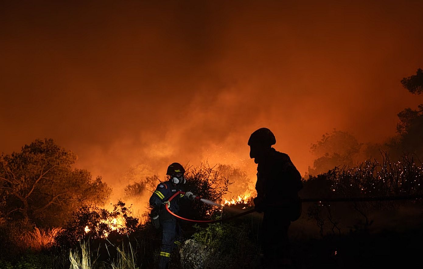 Τρίτη νύχτα αγωνίας στη Δ. Αττική: Μάχη για να κρατηθεί η φωτιά πριν ξημερώσει &#8211; Εκκενώσεις, καμένα σπίτια και η βαριά σκιά της τραγωδίας με τα ελικόπτερα