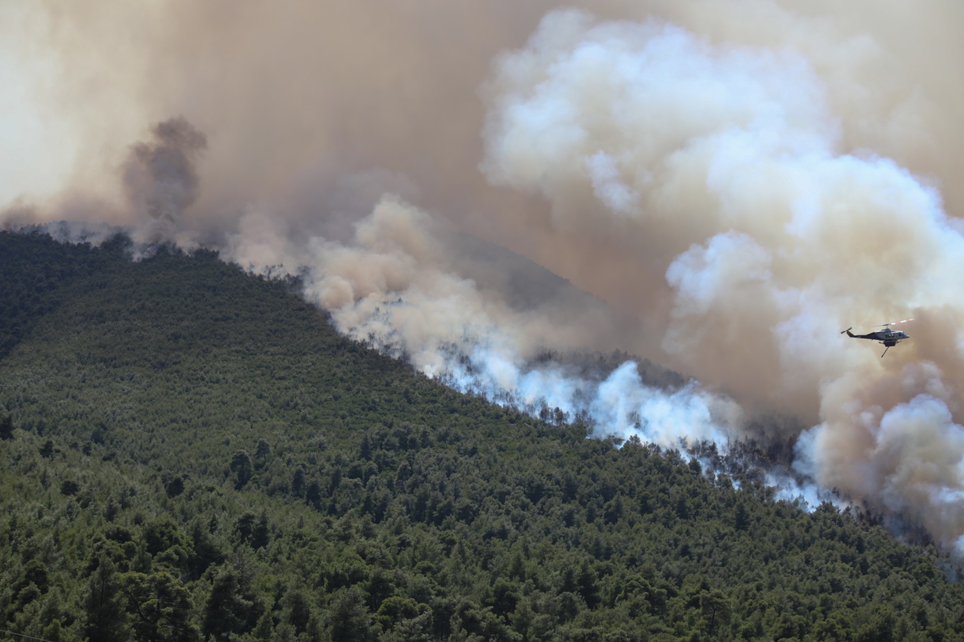Οι megafires, τα ορυκτά καύσιμα, η κλιματική αλλαγή και η λύση που περνά μέσα από τις ανεμογεννήτριες και τα φωτοβολταϊκά