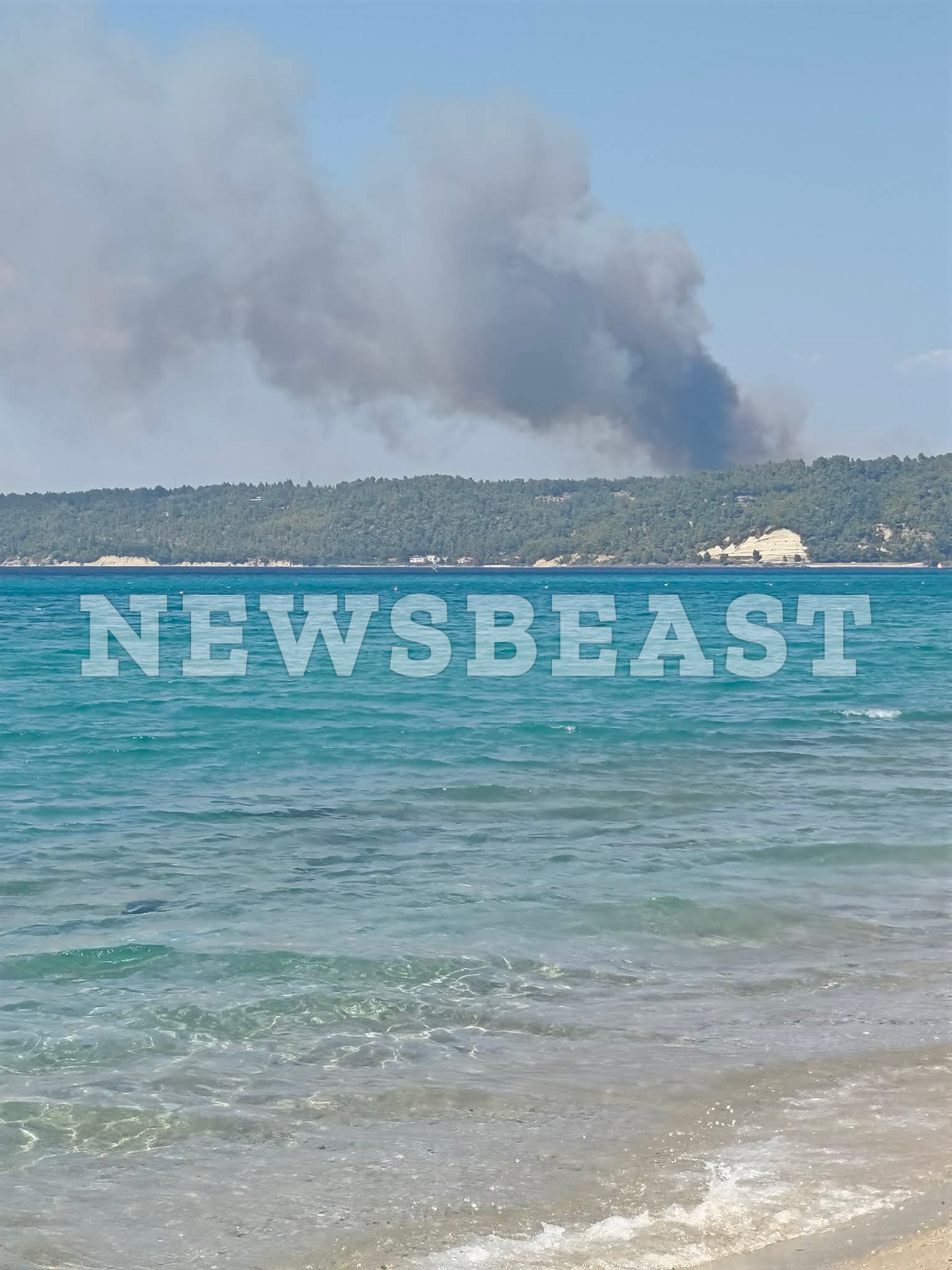 Φωτιά στη Σίβηρη Χαλκιδικής: Επιχείρηση απεγκλωβισμού δια θαλάσσης – Σκάφη του Λιμενικού και ιδιώτες στην παραλία