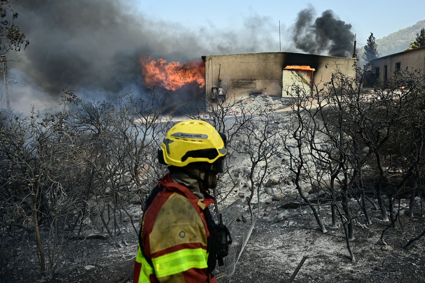 Ζημιές σε οικήματα από τη φωτιά στον Κουβαρά Αττικής, κάηκε πτηνοτροφική μονάδα &#8211; Επιχειρούν ισχυρές επίγειες και εναέριες δυνάμεις