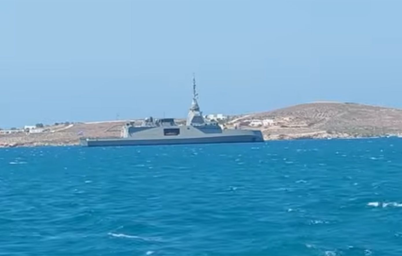 Η υπερσύγχρονη φρεγάτα του Πολεμικού Ναυτικού «Κίμων» δεσπόζει στην Πάρο για τον  τον Δεκαπενταύγουστο