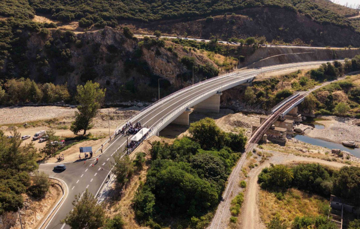 Η νέα γέφυρα Κομψάτου στην Κομοτηνή παραδόθηκε στην κυκλοφορία έπειτα από σχεδόν εννέα χρόνια