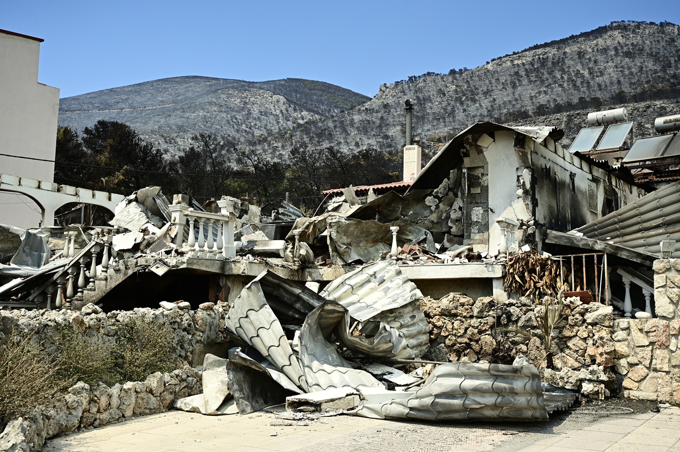 Εικόνες βιβλικής καταστροφής στο Πόρτο Γερμενό: Κόκκινα σπίτια για κατεδάφιση και άνθρωποι χωρίς περιουσίες