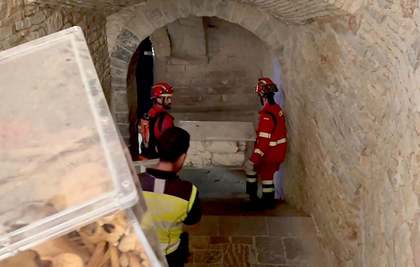 Διάσωση βασιλικών λειψάνων από την πύρινη λαίλαπα στην Ισπανία – Τα μετέφεραν στο μουσείο της Ουέσκα