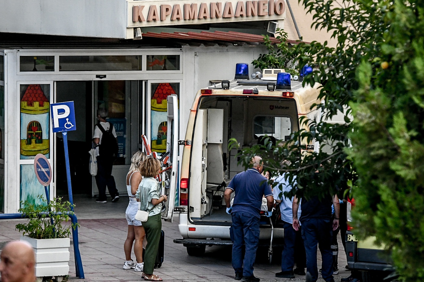 Από θαύμα σώθηκε 2,5 ετών παιδάκι που έπεσε από μπαλκόνι πρώτου ορόφου στην Πάτρα &#8211; Το δέντρο που λειτούργησε ως αμορτισέρ