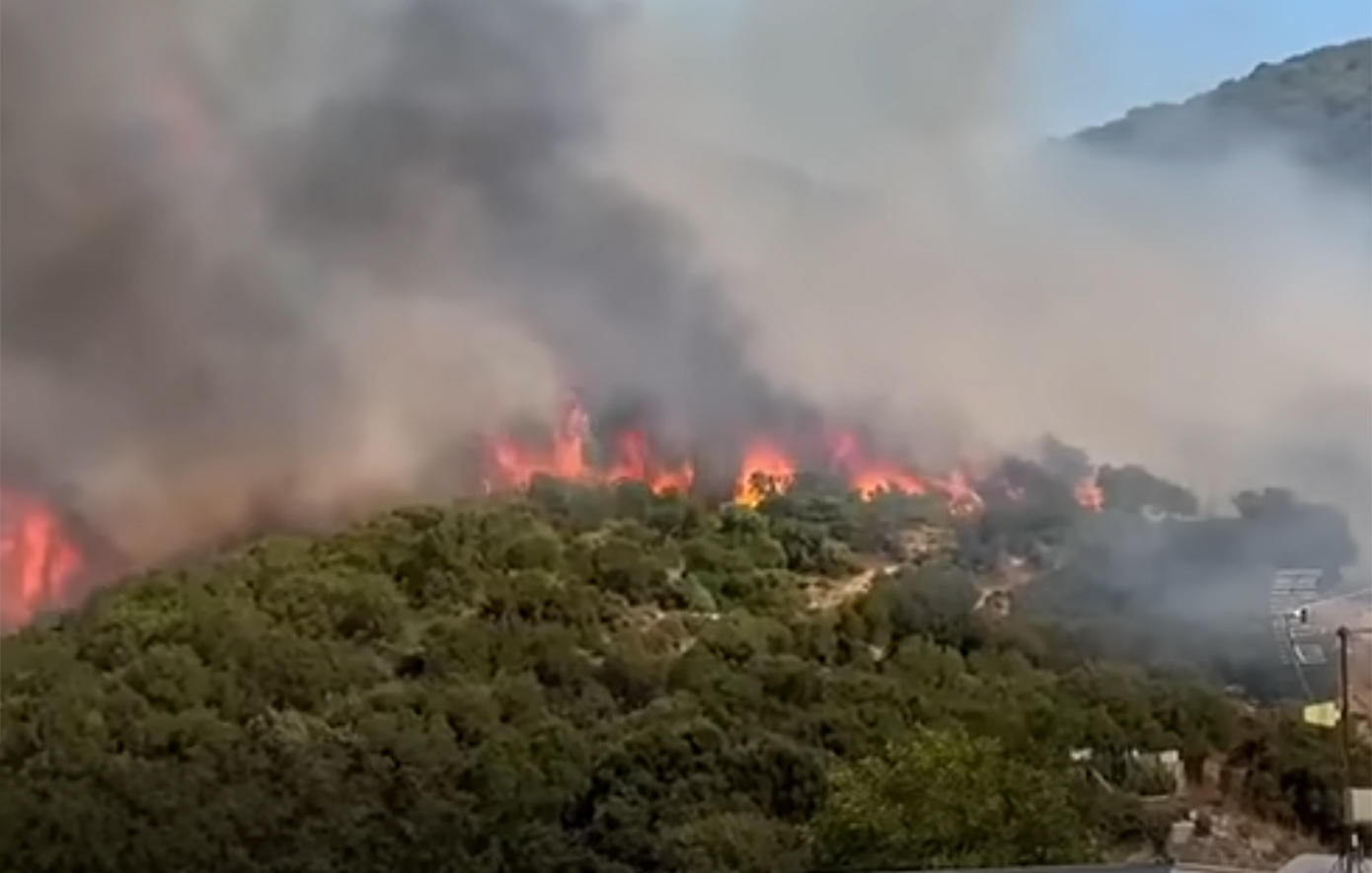 Φωτιά στο Κοκκινόχωμα Καβάλας με 25 πυροσβέστες και εναέρια μέσα στη μάχη