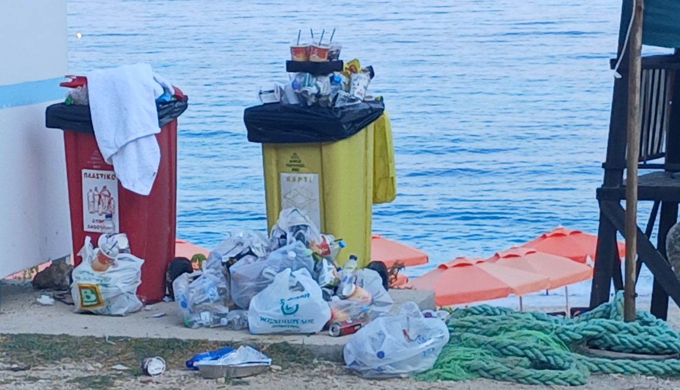 Σκουπίδια δίπλα στο κύμα στους Πετανούς Κεφαλονιάς – Άδειοι οι κάδοι λίγα μέτρα πιο πέρα