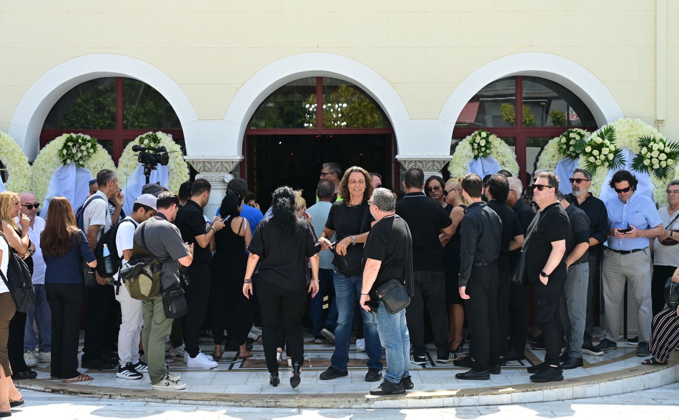 Συντετριμμένοι συγγενείς, φίλοι και συνάδελφοι λένε το τελευταίο αντίο στον Δημήτρη Κόκοτα – Δείτε φωτογραφίες και βίντεο