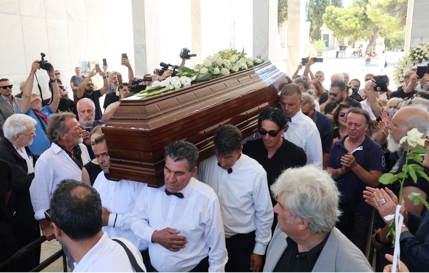 Το τελευταίο «αντίο» στον ηθοποιό, Νίκο Καλογερόπουλο &#8211; Στο Α’ Νεκροταφείο Αθηνών η πολιτική κηδεία του