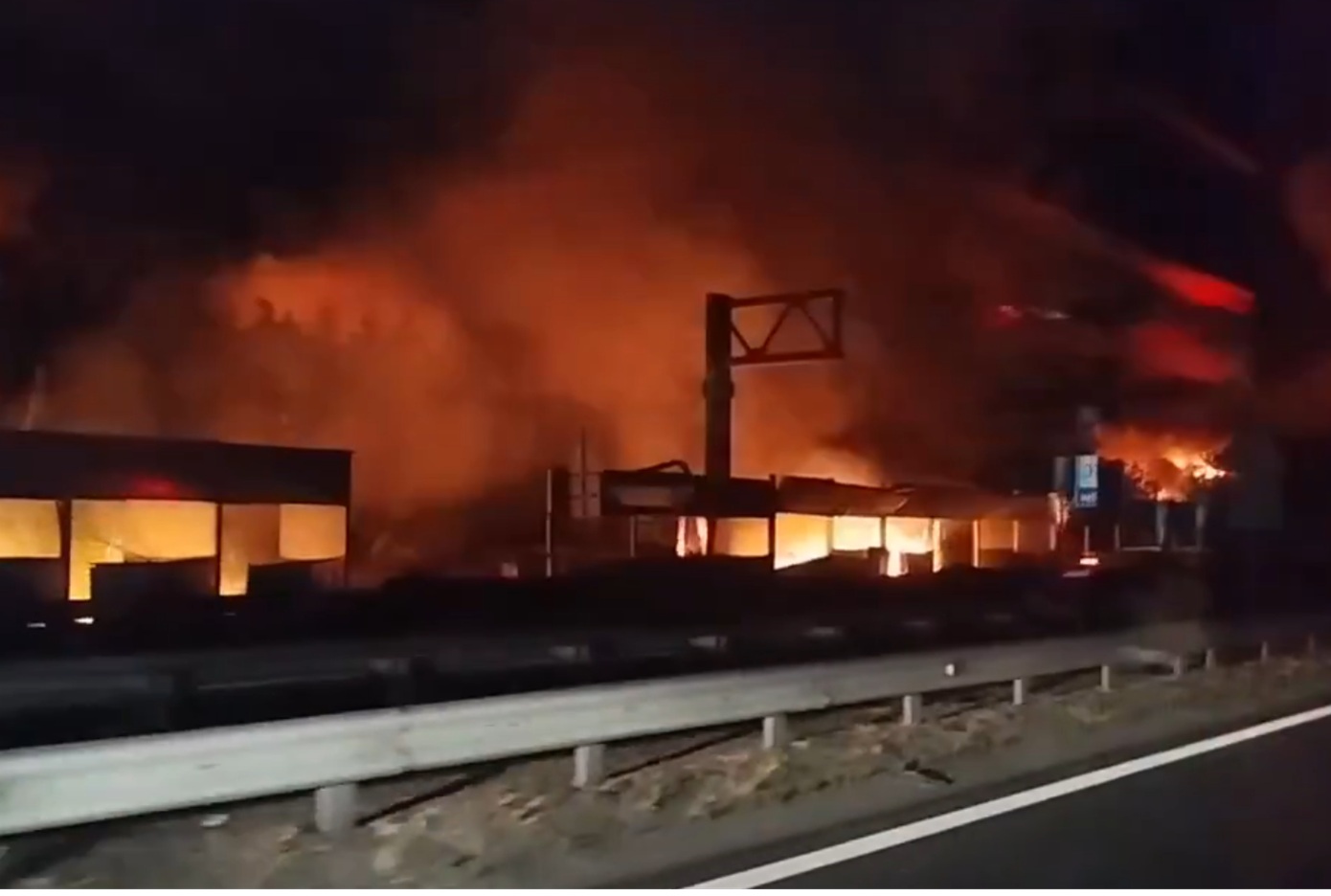 Μαζική απομάκρυνση κατοίκων μετά από ρωσική επίθεση σε αποθήκη εκρηκτικών στο Κίεβο