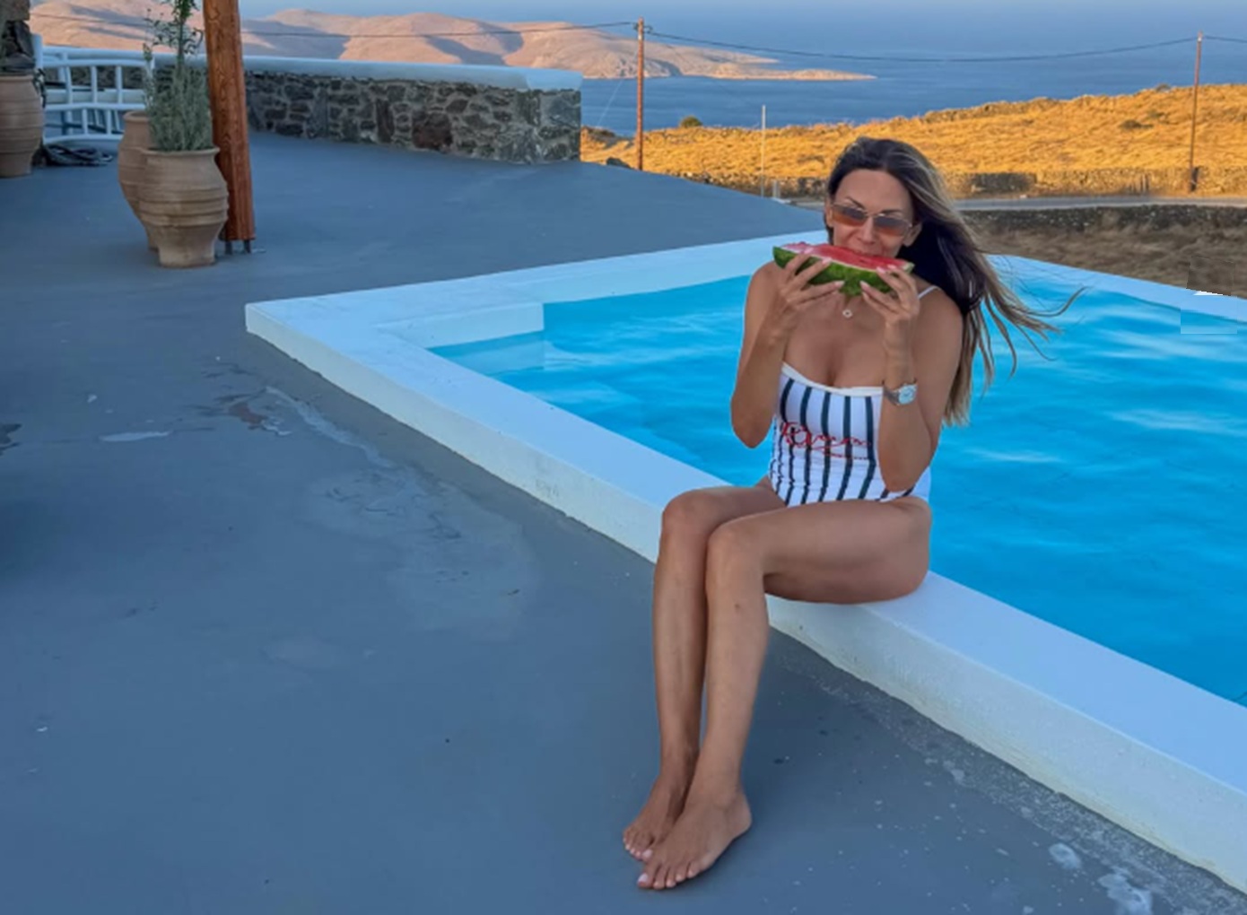 Η Έλλη Κοκκίνου κάνει διακοπές και Κύθνο και απολαμβάνει καρπούζι στην άκρη της πισίνας &#8211; Δείτε φωτογραφίες