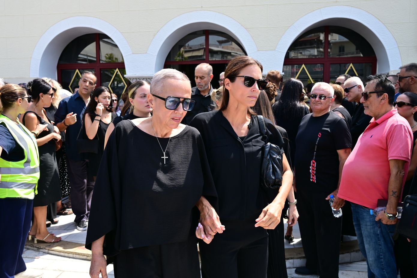 Το τελευταίο χειροκρότημα στον Δημήτρη Κόκοτα &#8211; Συντετριμμένοι συγγενείς, φίλοι και συνάδελφοι είπαν «αντίο»