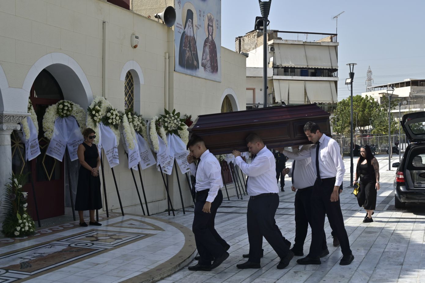 Θρήνος στο τελευταίο αντίο στον Δημήτρη Κόκοτα &#8211; Συντετριμμένη η σύζυγός του