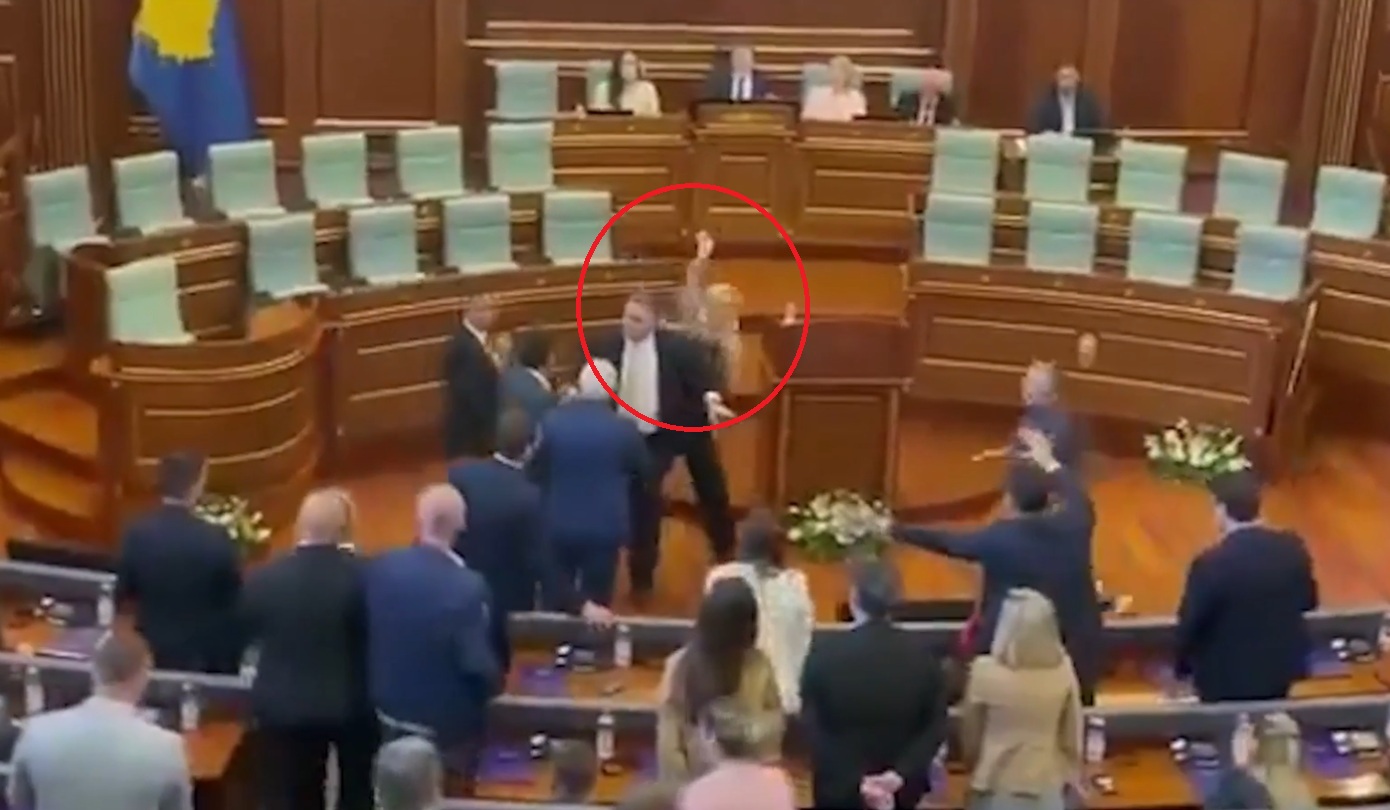 Χάος στη βουλή του Κόσοβου: Επίθεση με αυγά στον αναπληρωτή πρωθυπουργό Άλμπιν Κούρτι &#8211; Δείτε βίντεο