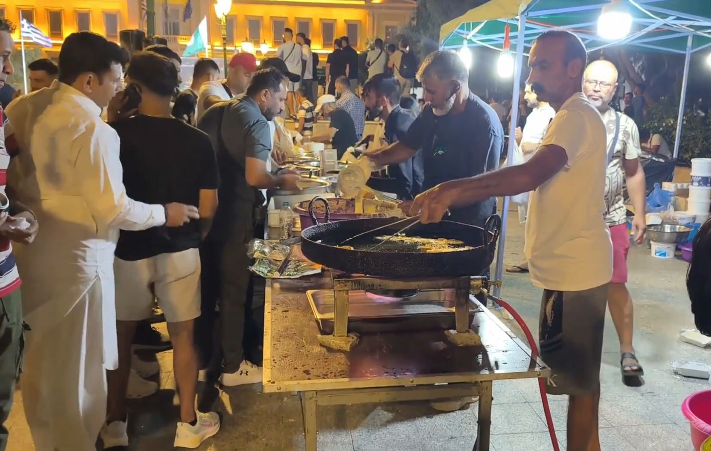 Εκατοντάδες Πακιστανοί στην πλατεία Κοτζιά &#8211; «Μουσουλμάνοι, Χριστιανοί, όλοι αγαπιόμαστε, πάνω απ&#8217; όλα είμαστε άνθρωποι»
