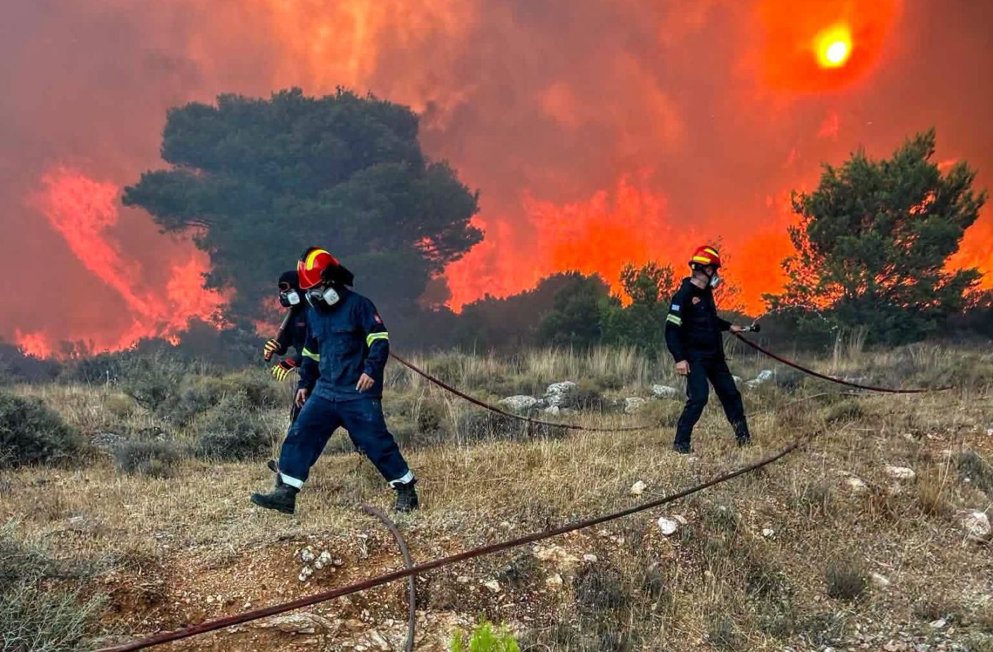 Φωτιά στον Κουβαρά Αττικής: Μήνυμα από το 112 για εκκένωση του Αγίου Στυλιανού, ενισχύθηκαν σημαντικά οι δυνάμεις της Πυροσβεστικής