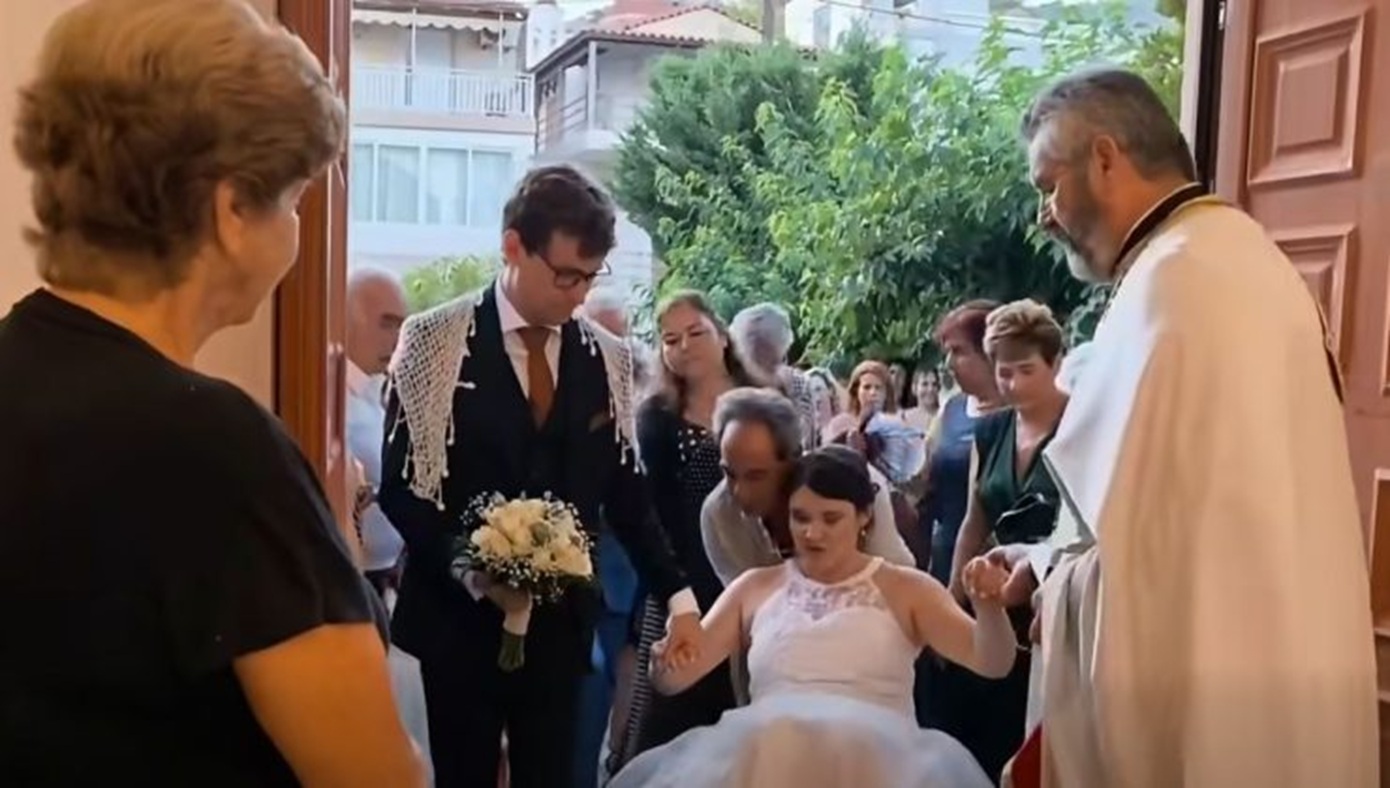 Η συγκινητική υποδοχή του ιερέα στη νύφη που φτάνει με αμαξίδιο στον γάμο της: Την υποδέχθηκε με μαντινάδα &#8211; Δείτε βίντεο