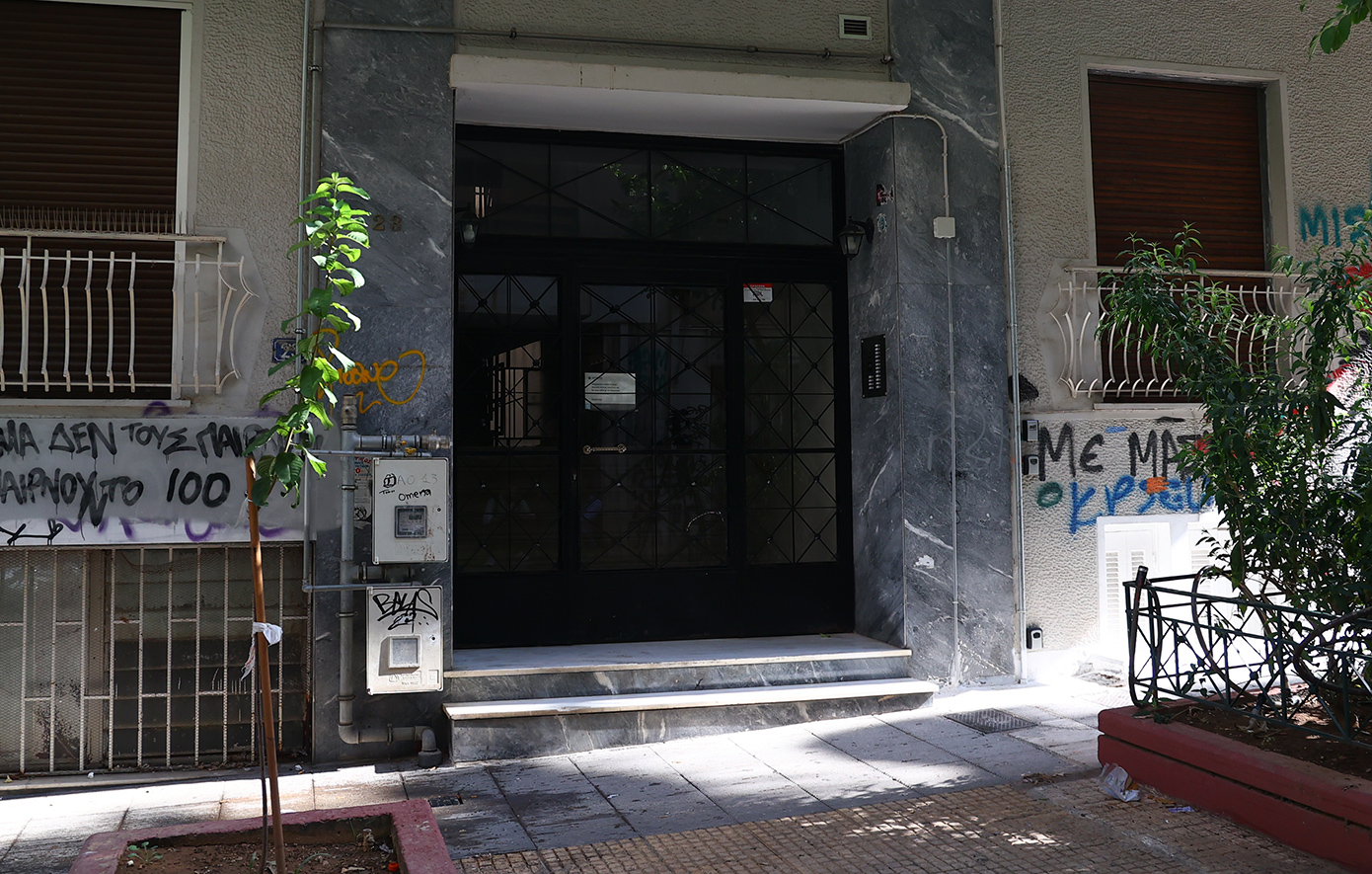 Ανατριχιαστικές αποκαλύψεις για το διαμέρισμα της φρίκης στην Κυψέλη: Το σεξουαλικώς μεταδιδόμενο νόσημα στα παιδιά, τα σημάδια στο νεκρό βρέφος