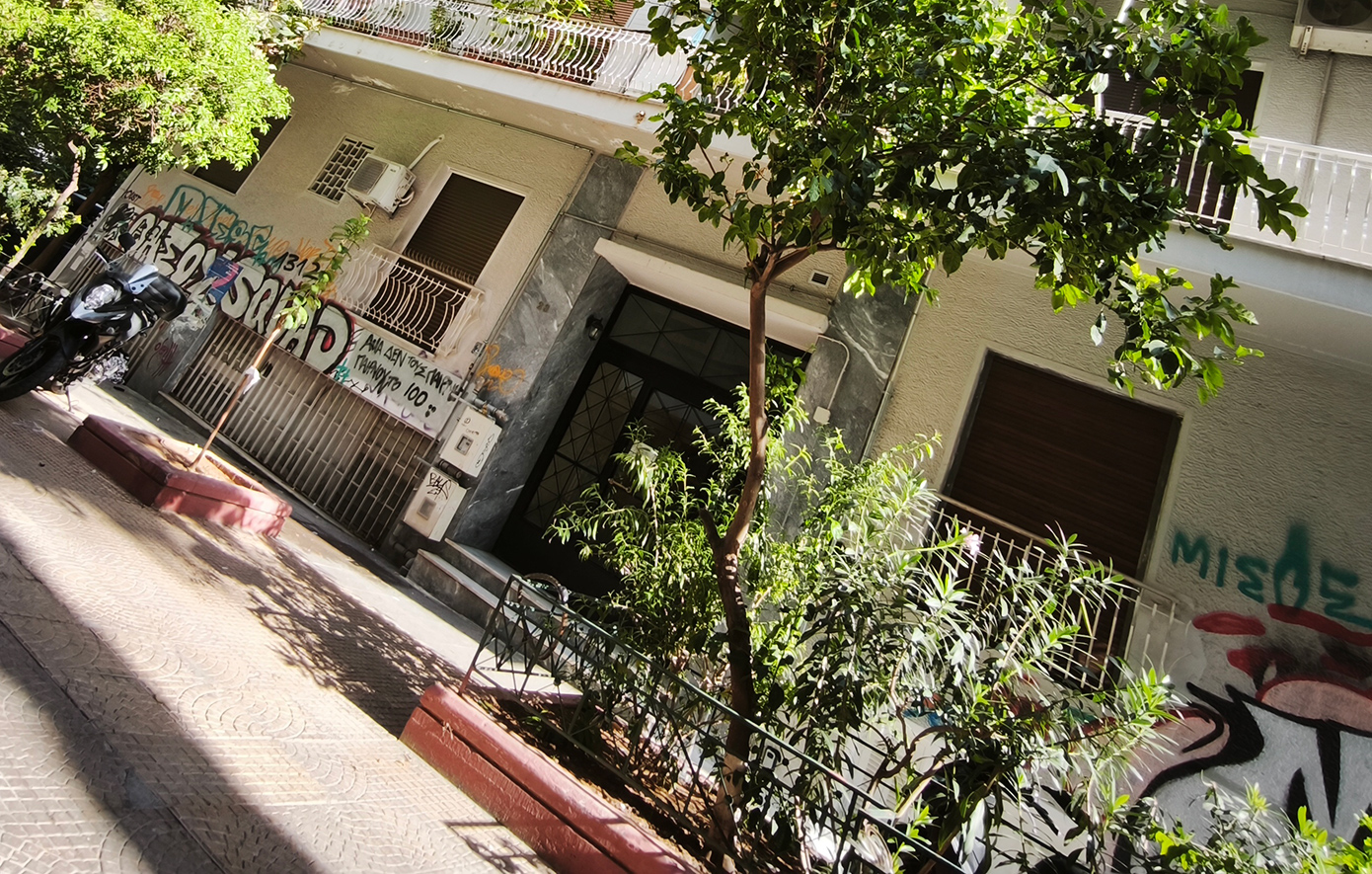 «Έτσι ξετυλίχθηκε όλο αυτό το παρανοϊκό»: Τι λέει ο ιδιοκτήτης του διαμερίσματος της φρίκης με το νεκρό βρέφος στην Κυψέλη