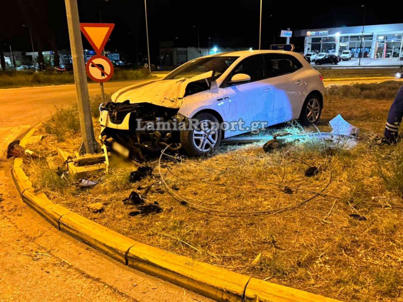 Αυτοκίνητο «καρφώθηκε» σε αντηρίδα μετά από εκτροπή στην Λαμία &#8211; Σοβαρές ζημιές, χωρίς τραυματισμούς