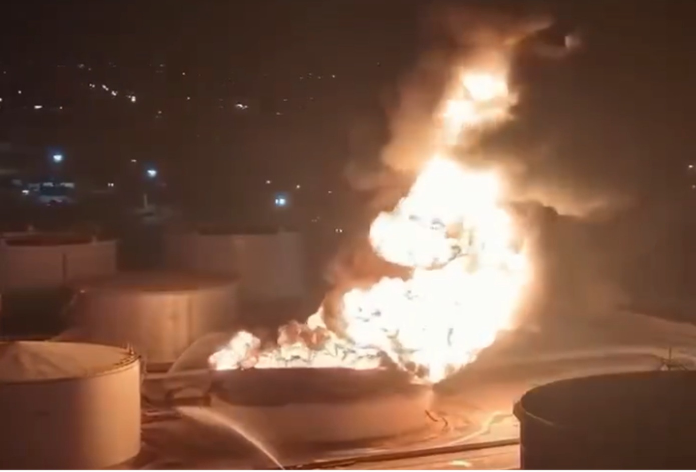 Στις φλόγες τεράστια δεξαμενή βενζίνης στη Λιβύη μετά από επίθεση αγνώστων