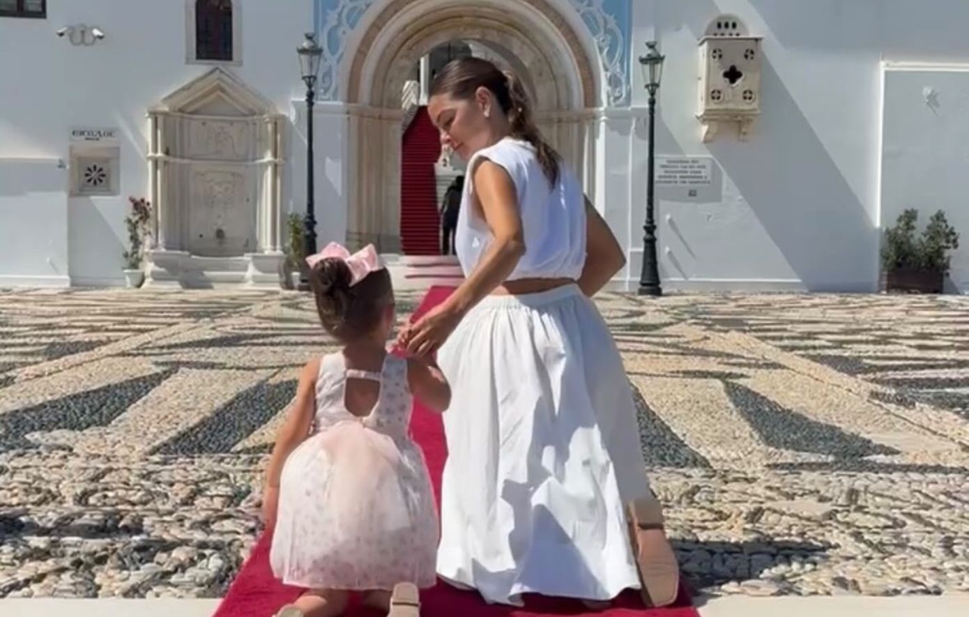 Μαρία Μενούνος: Προσκύνησε γονατιστή στην Παναγία της Τήνου μαζί με την κόρη της