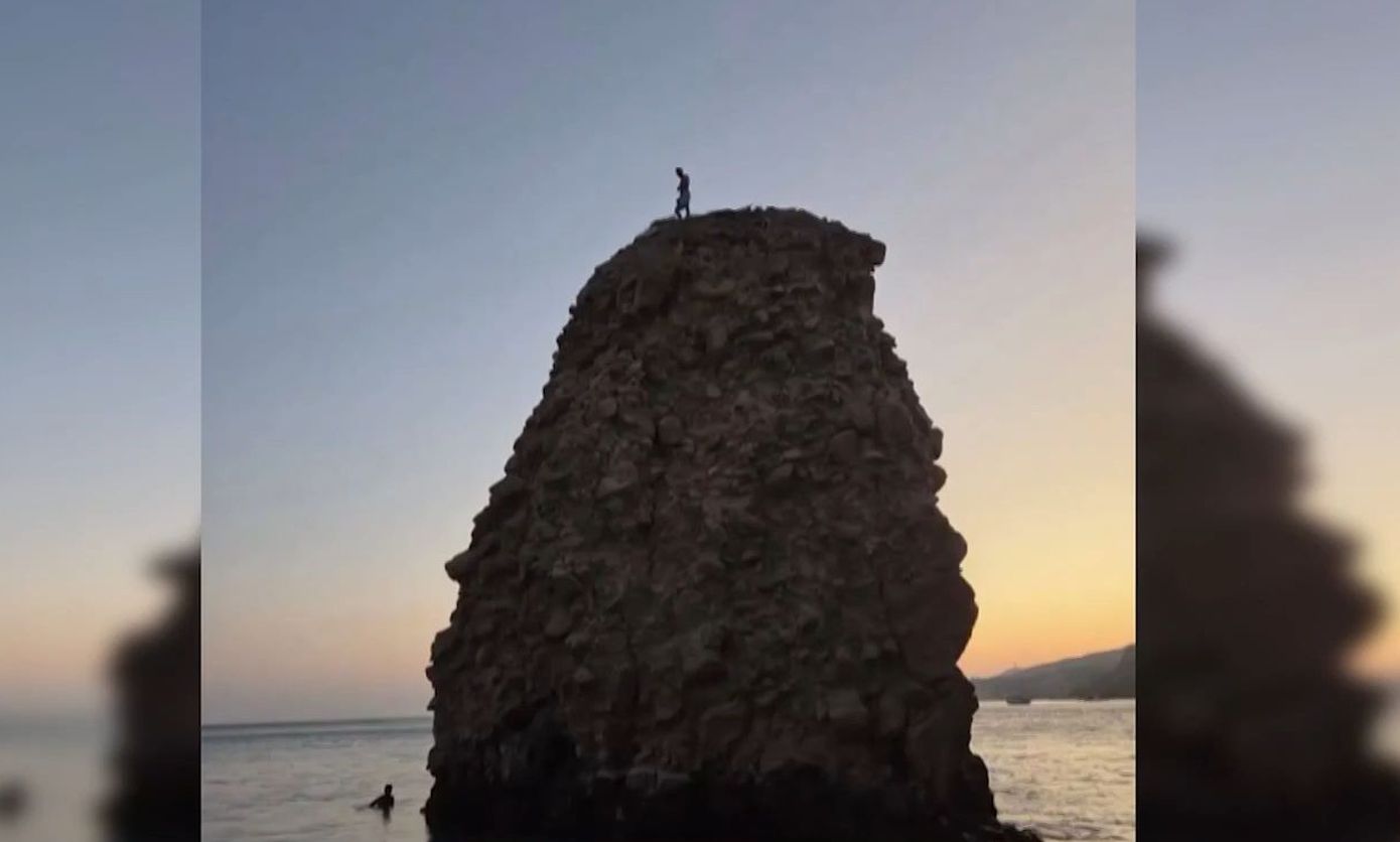 Σε αυτόν τον βράχο στη Μήλο ανέβηκε ο 33χρονος τουρίστας και στήθηκε ολόκληρη επιχείρηση για τον απεγκλωβισμό του