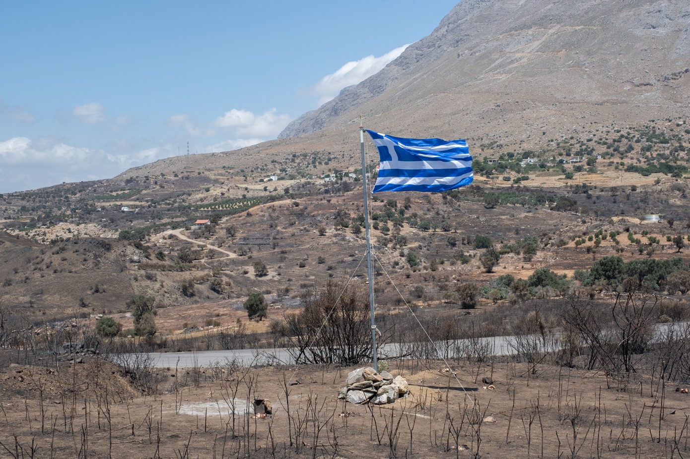 Ύψωσαν την ελληνική σημαία στο σημείο που βρέθηκαν νεκροί οι δύο πυροσβέστες στο Ρέθυμνο