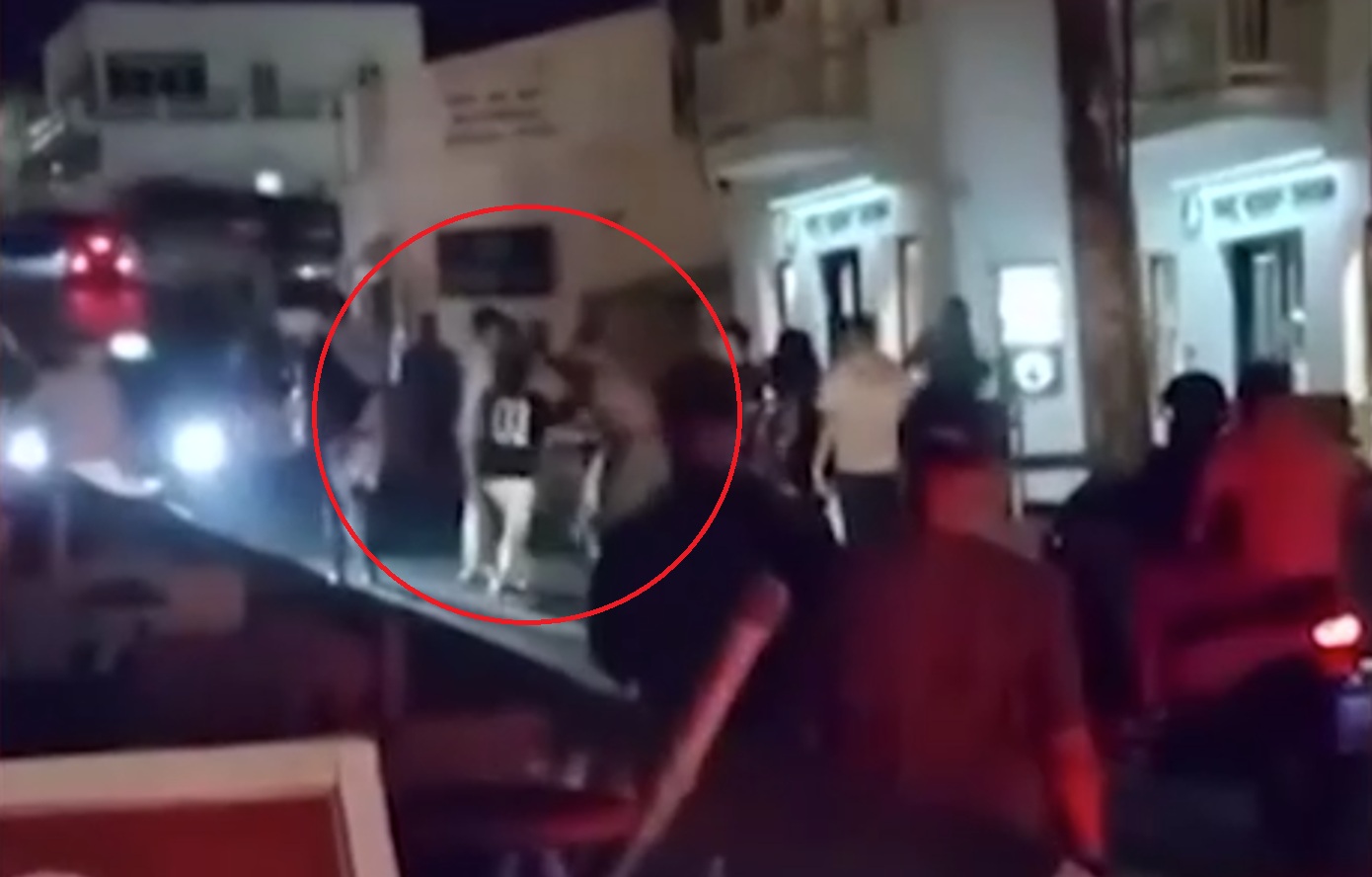 Τουρίστες παίζουν ξύλο σε μέση του δρόμου στη Χώρα της Μυκόνου &#8211; Δείτε βίντεο