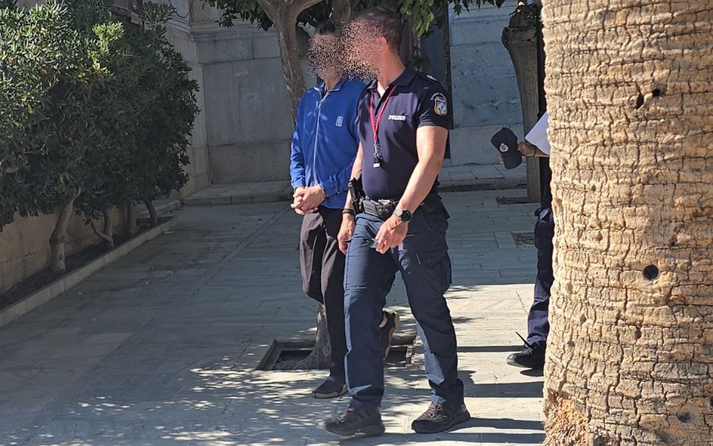 Αυτός είναι ο 57χρονος που συνελήφθη στη Μύκονο &#8211; Στα δικαστήρια της Σύρου για εκβιασμό