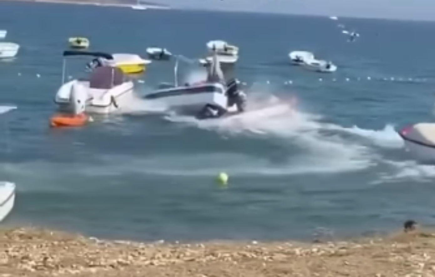 Πανικός στη Νάξο: Ταχύπλοο εκτός ελέγχου «καβάλησε» δύο σκάφη δίπλα σε λουόμενους &#8211; Βίντεο από τη στιγμή της πρόσκρουσης