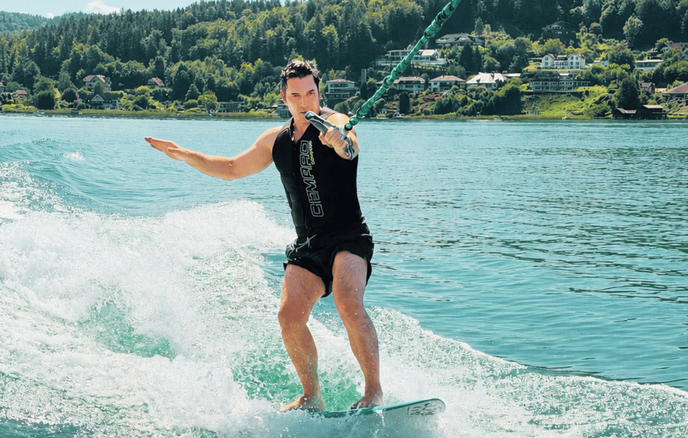 Ο Χριστόφορος Παπακαλιάτης κάνει wakeboard στην Αυστρία: Τα πλάνα από τη λίμνη Wörthersee