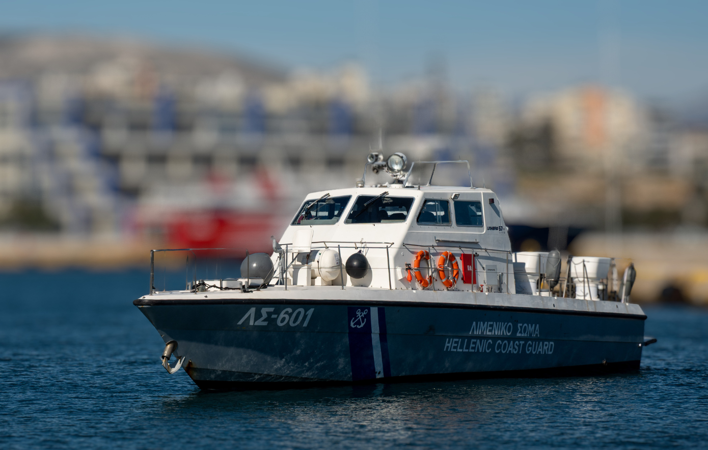 Φωτιά σε σκάφος στο Πόρτο Ράφτη: Η διάσωση από το Λιμενικό