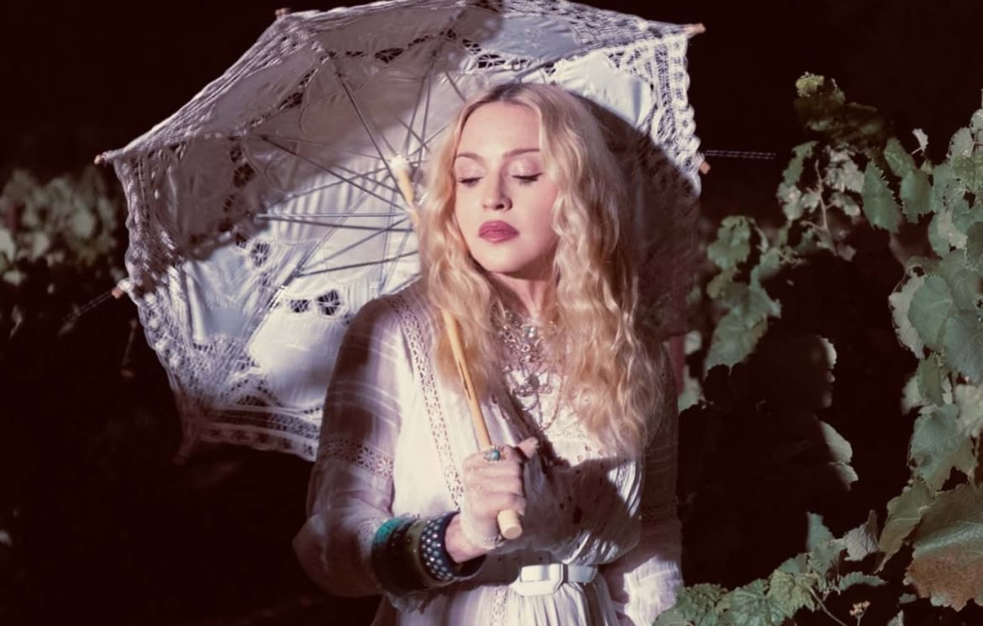 Η Madonna στην Πάτμο: Το βίντεο από την ταβέρνα και η αντίδραση του δημάρχου