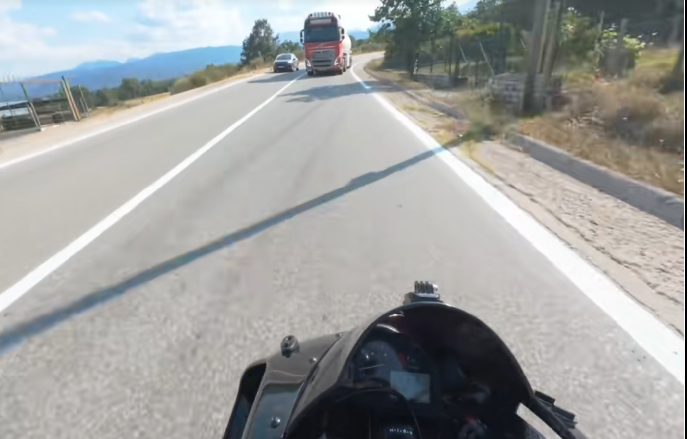 Βίντεο-σοκ: Βυτιοφόρο κάνει δολοφονική προσπέραση πάνω σε στροφή &#8211; «Παραλίγο να πεθάνουμε» φωνάζει μοτοσικλετιστής