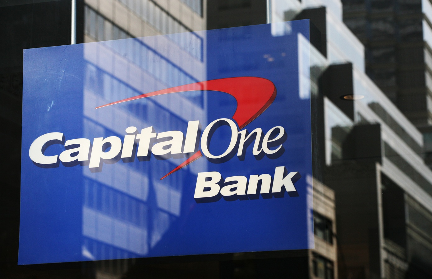 Η τράπεζα Capital One έκλεισε 300 τραπεζικούς λογαριασμούς του Οργανισμού Τραμπ μετά από έρευνα για ξέπλυμα χρήματος