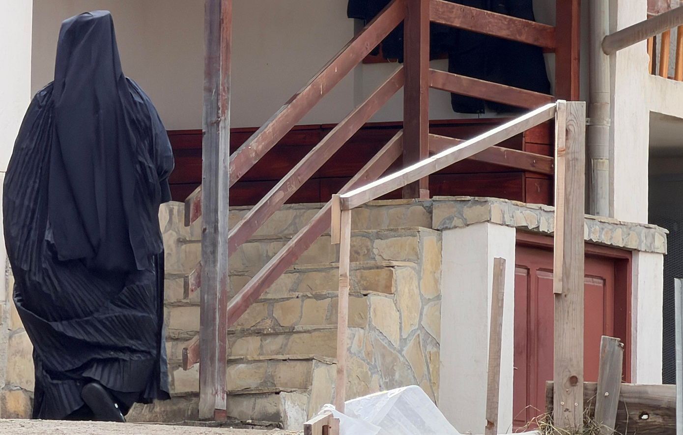 Μοναχός μαχαίρωσε εργαζόμενο στη Μονή στον λαιμό και ακόμη έναν μοναχό &#8211; Συνελήφθη για απόπειρα φόνου