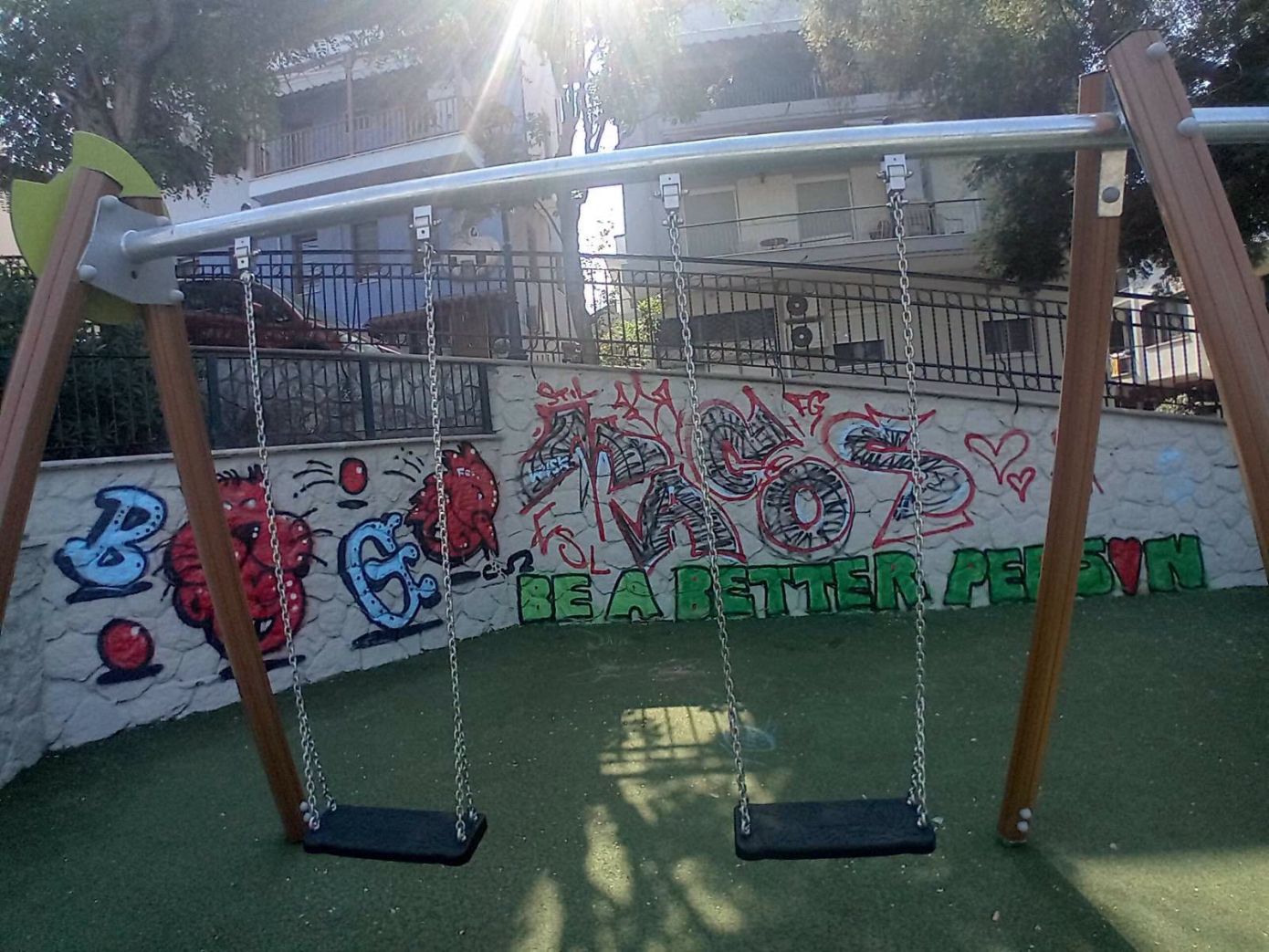 «Λίγες μόλις ημέρες άντεξε καθαρή»: Βανδαλίστηκε λίγα 24ωρα μετά την παράδοσή της ανακατασκευασμένη παιδική χαρά στη Θεσσαλονίκη