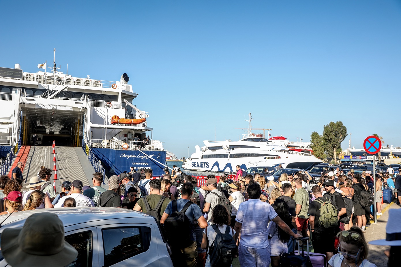 Όπου φύγει -φύγει: Πάνω από 129.000 επιβάτες αναχώρησαν από τα λιμάνια της Αττικής το τριήμερο &#8211; Γεμάτα τα λεωφορεία των ΚΤΕΛ