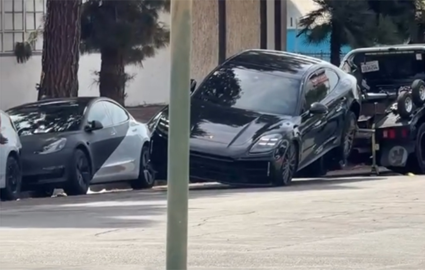 Οδηγός Porsche πάτησε γκάζι την ώρα της ρυμούλκησης και άφησε πίσω τον προφυλακτήρα &#8211; Δείτε το βίντεο