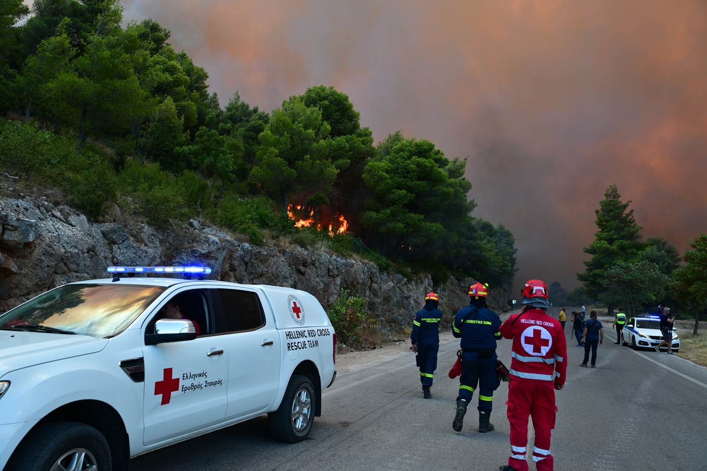 Φωτιά στο Πόρτο Γερμενό: Ηλικιωμένο ζευγάρι απεγκλωβίστηκε από την αυλή του σπιτιού που φλεγόταν